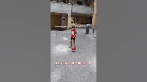 Skill per bambini che giocano a calcio #shorts