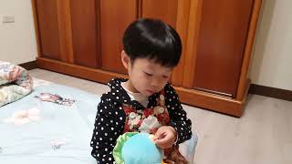 20210210 辰辰開心聽小海馬音樂，還拍它肚肚