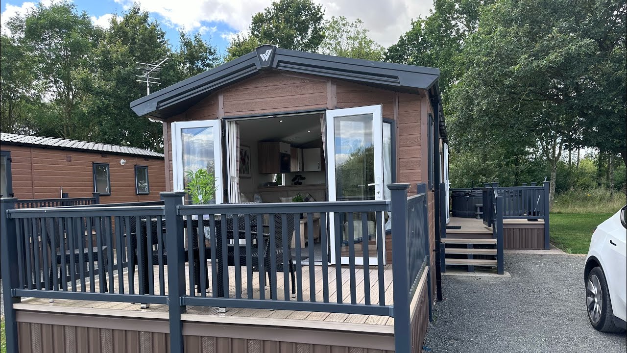 3 Bedroom Lodge Sited With A Hot Tub On A 12 Month Park 5 Miles From Lincoln