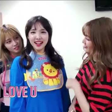a cute moment of nayeon !!