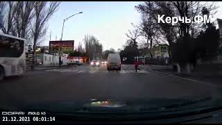 В Керчи чуть не сбили пешехода, который бежал за автобусом (видеорегистратор)