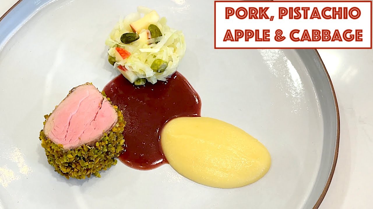 Свиная корейка в фисташках с яблочным пюре, капустным салатом и соусом из красного вина