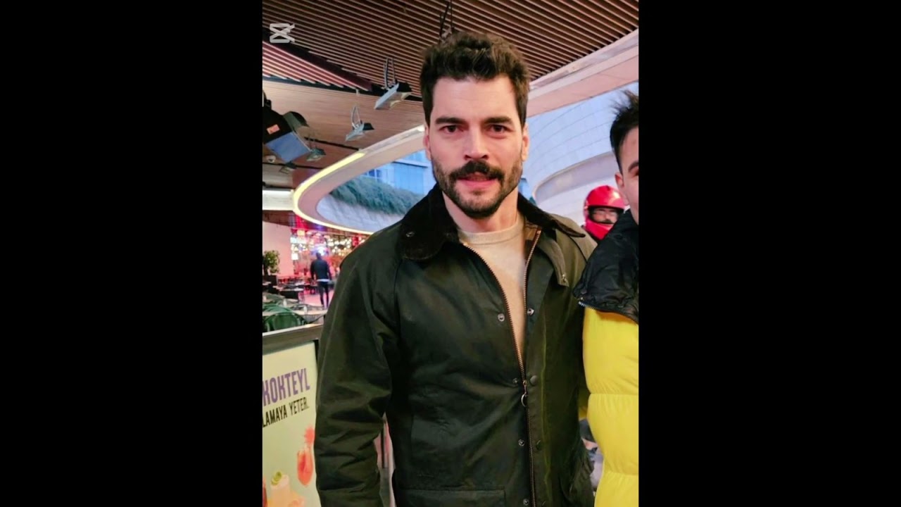 «Акин Акинёзю женился на тайном: изображения его свадьбы отфильтрованы в социальных сетях»