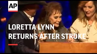 Video voorbeeld van "Loretta Lynn returns after stroke to honor Alan Jackson at Country Music Hall of Fame induction"