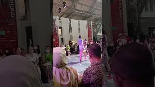 Elegan Keren Terpesona Kebaya Funky Nya Lenny Agustin