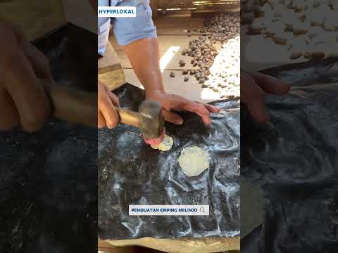 Pembuatan Emping Melinjo Langsung Dipukul Pukul Pakai Palu
