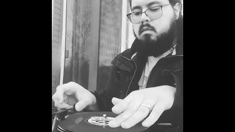 DJ Scratching with my Numark PT01 Scratch