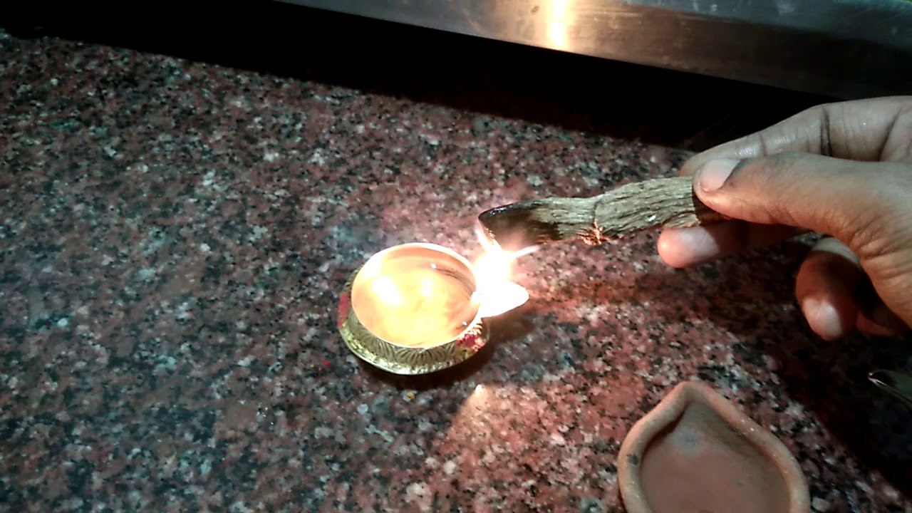 வசம்பு குழந்தைகளின் அருமருந்து விஷம் குடித்தவர்களும் கூட பிழைத்துவிடுவார்கள்.! 2 குழந்தைக்கு பொட்டு வைப்பது எப்படி? Benefits of vasambu in Tamil | - YouTube