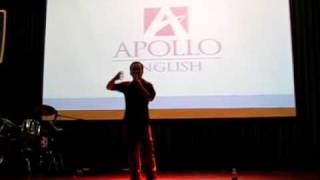 Dua Leo dien stand up comedy - hai doc thoai o Apollo English Idol contest