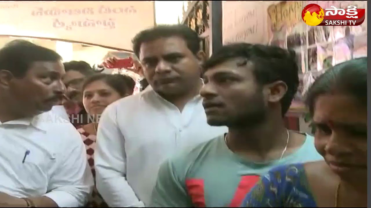 KTR cast His Vote in Jubilee Hills | Telangana Elections 2018 | Sakshi TV