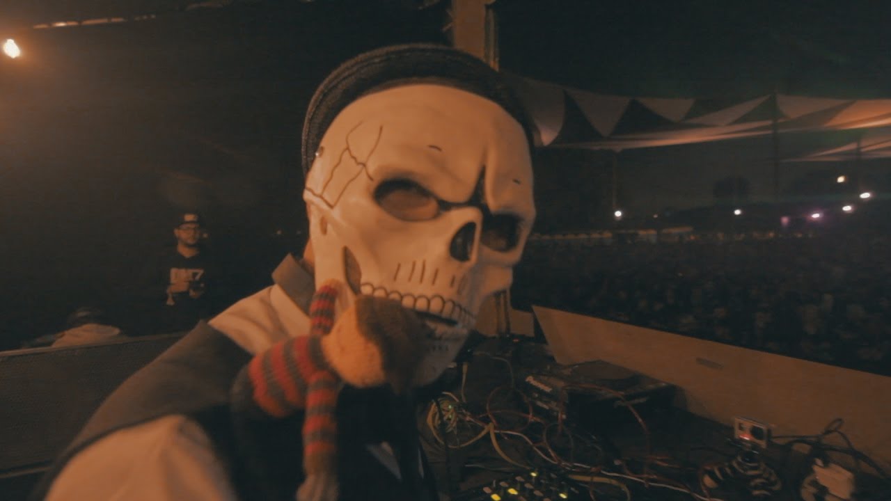 Смотреть «Progressive Halloween #26 | Element | Up Audiovisual» на YouTube Смотреть «Progressive Halloween #26 | Element | Up Audiovisual» на YouTube