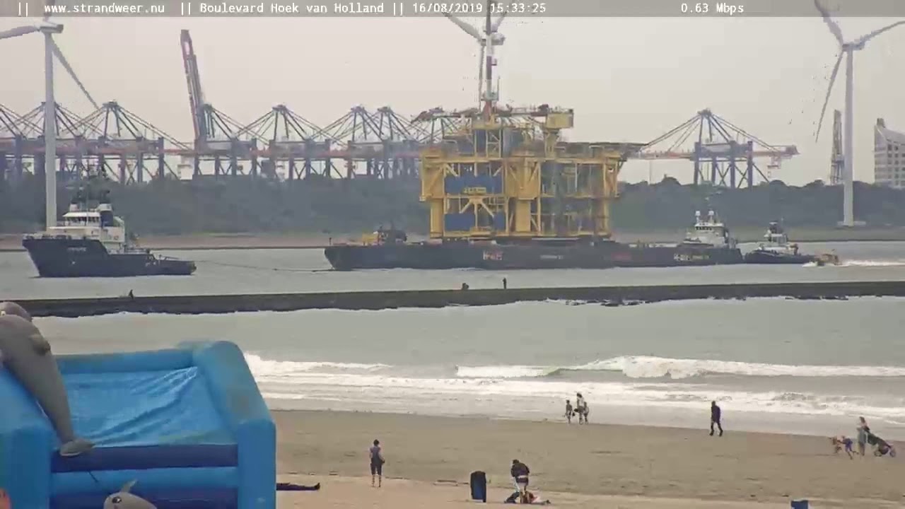 Aankomst gasplatform in Rotterdamse haven