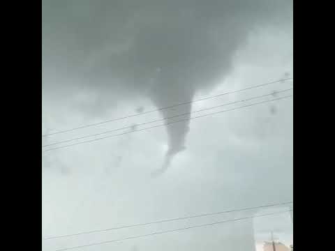 Possível tornado atinge
