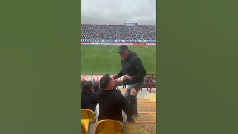 PAPÁ de NICOLÁS CASTILLO se AGARRÓ en la TRIBUNA en el CLÁSICO entre #udechile y #loscruzados