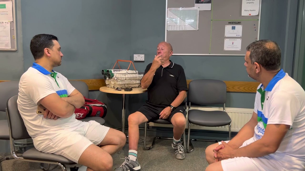 TRAINING DISCUSSION WITH COACH JOHN , QUALIFIED BE LEVEL 2 .