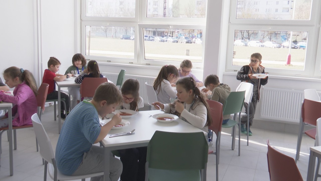 Prvý obed v novej kuchyni - deti spokojné, kuchárky šťastné, všetkým chutilo