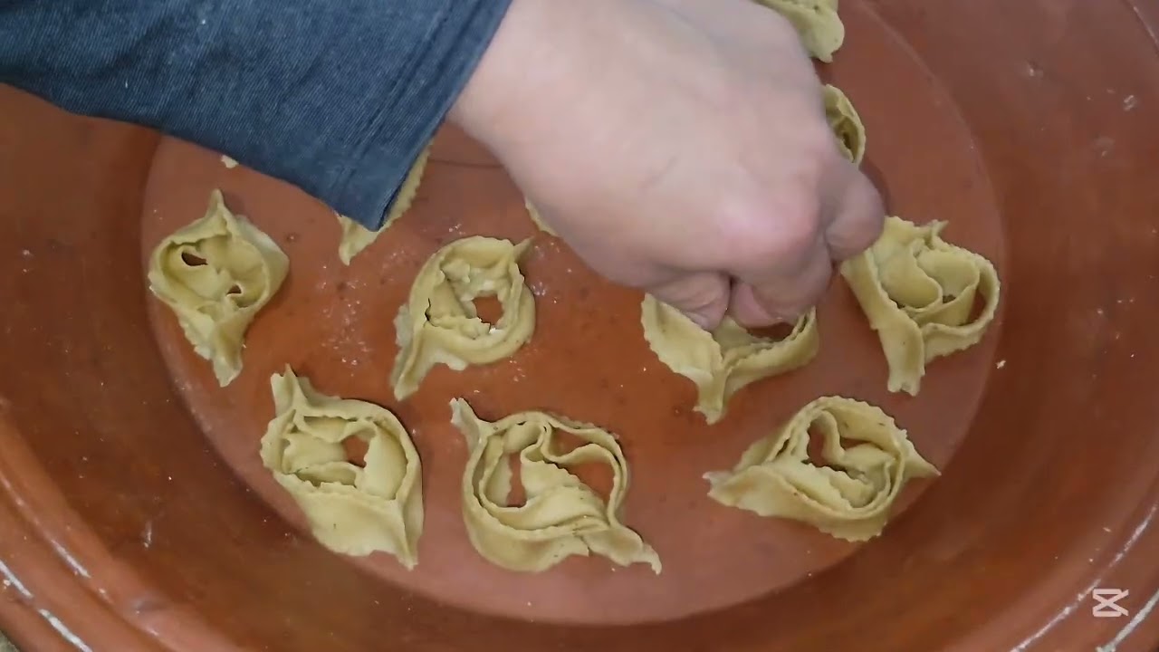 بلا ما تهزي وتحطي أو حتى دلكي شباكية بطريقة عجيبة وسهلة تخليك ديريها وتعاودي بلا ما تعكزي رائعة !!