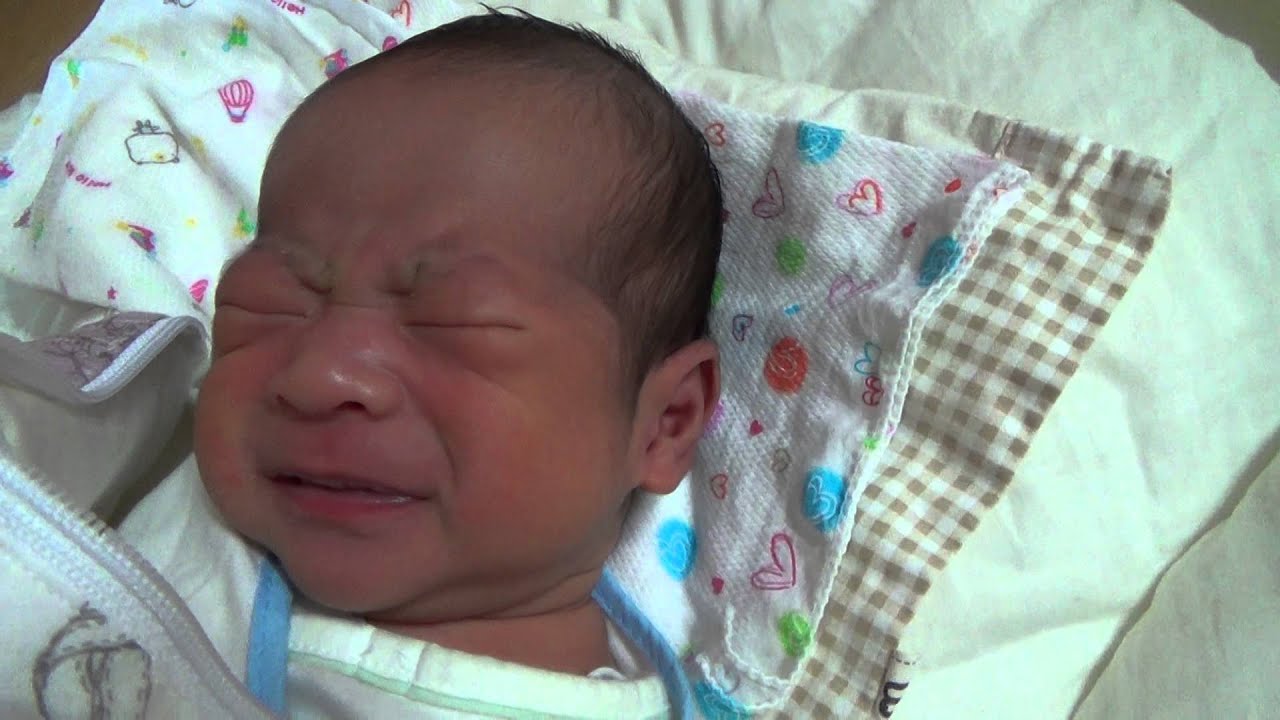 옹알거리다가 우는 최이준