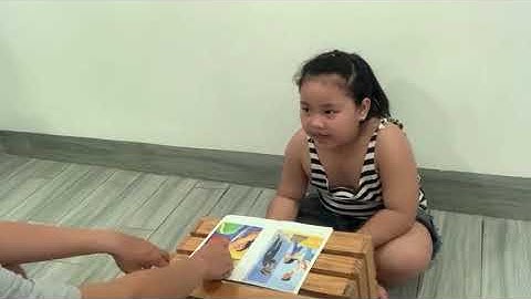 Tiếng Anh Giao Tiếp Thiếu Nhi Tại Phan Thiết: Elly reading a book On An Airplane