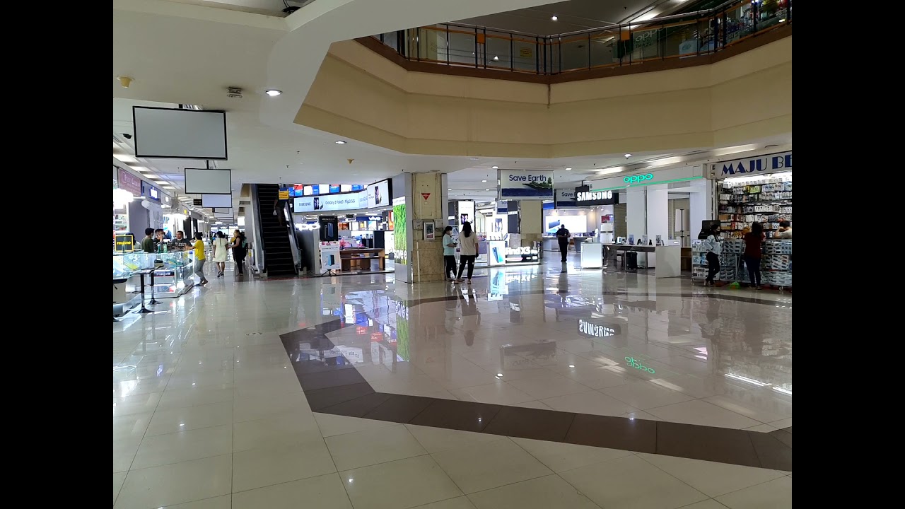 suasana pagi di mall itc roxy mas