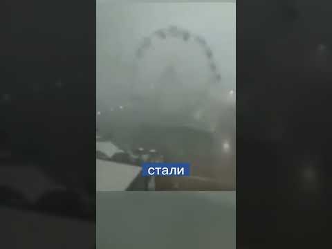 Колесо обозрения стало разваливаться от ветра