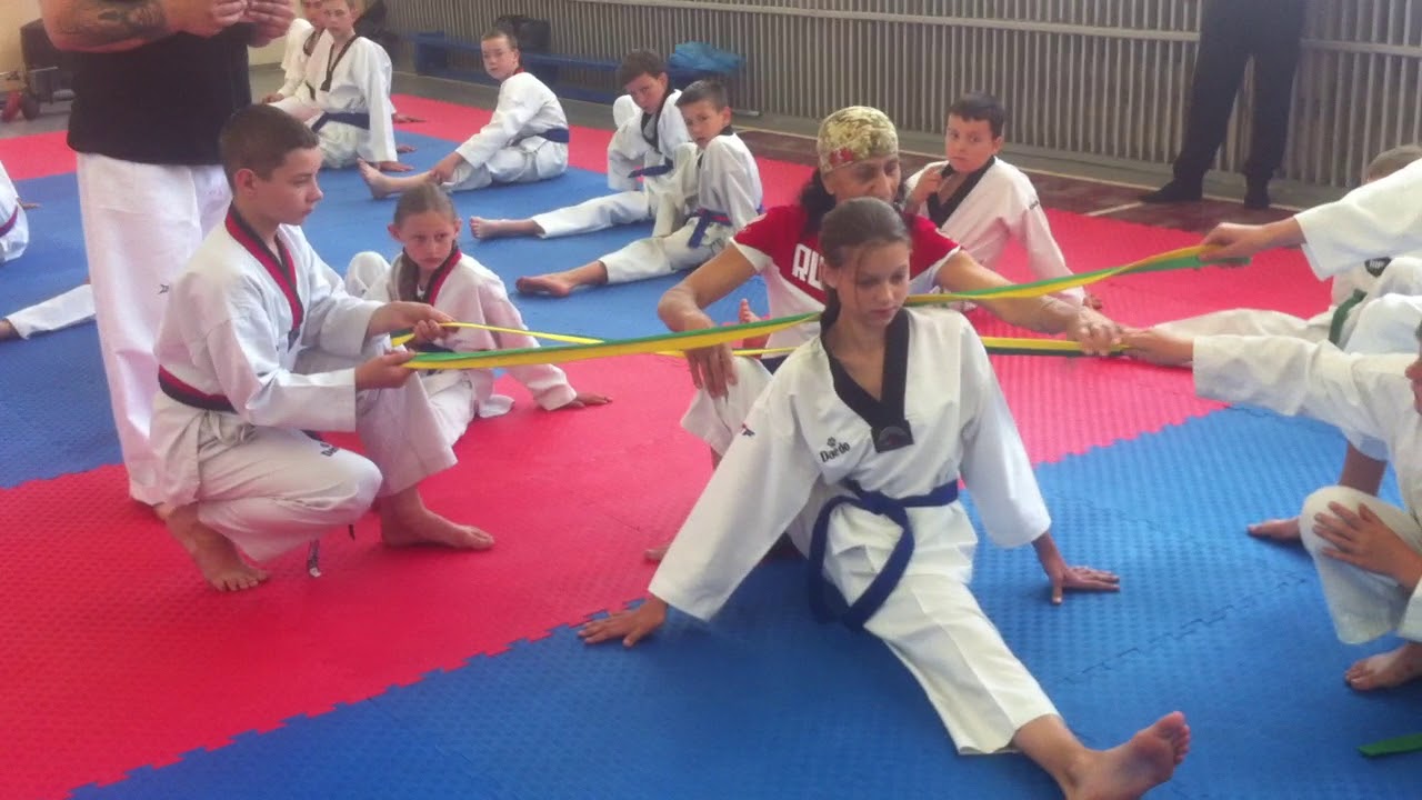 каратист на шпагате. тхэквондо растяжка. каратист. гиматова анастасия тхэквондо. карате шпагат.