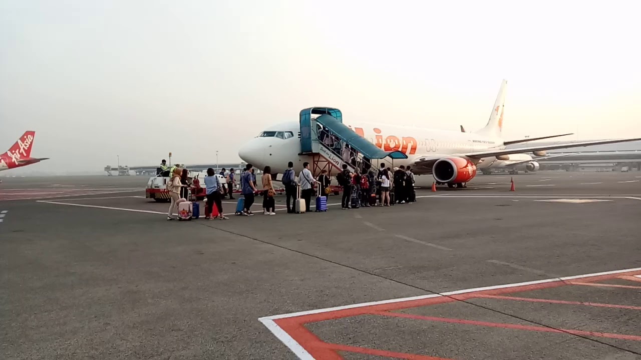 penumpang antri naik pesawat 