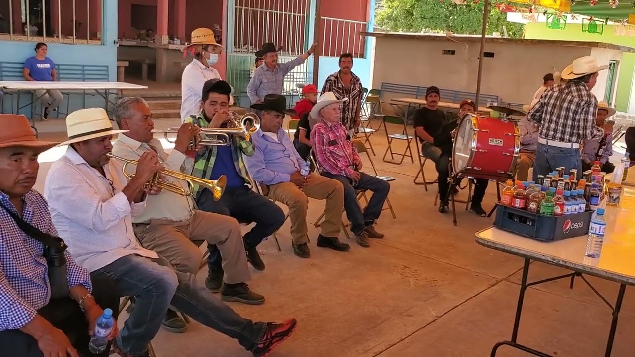 Mira nomas la Calidad de este Maestro del Soprano .Dedicando estos Corridos. Alegres   Gracias