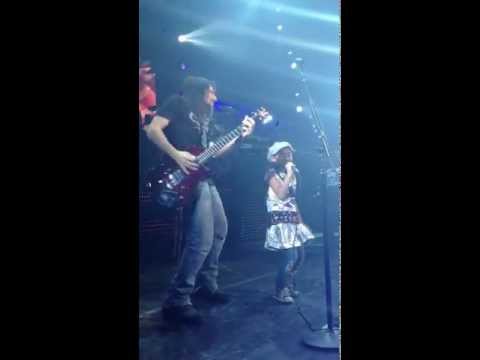 9-year-old Chloe sings 'Catcher In the Rye' with GNR (Nov 21, 2012)