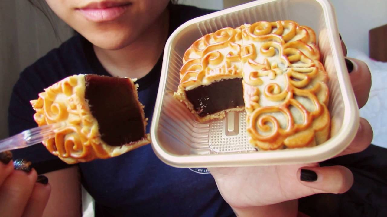 ASMR (Tapping | Scratching | Close Up Binaural Chewing) - Red Bean Moon Cake