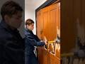 兄がドアをハンマーで壊してる...何やってるの!?ドアを壊さないで😱