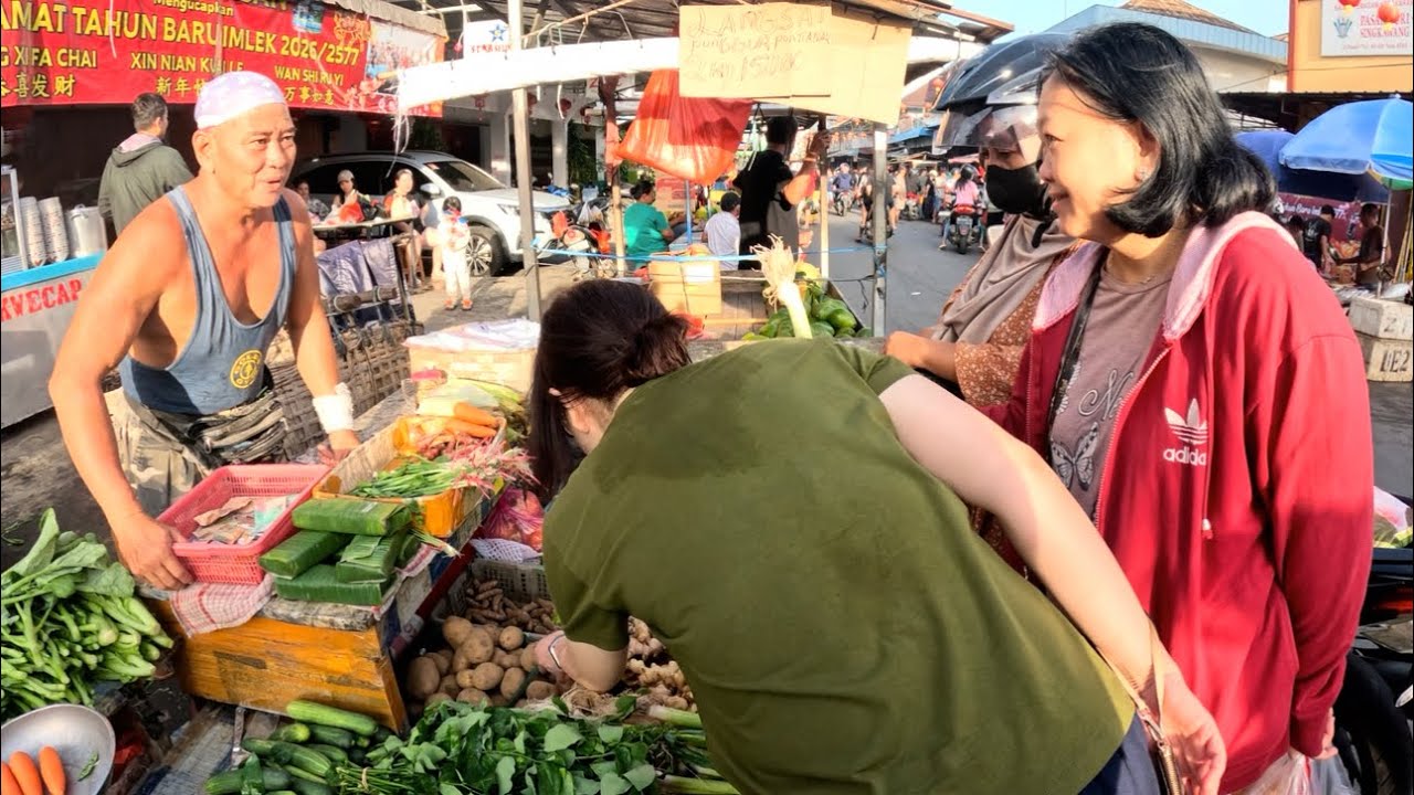Suasana pasar tionghoa singkawang menjelang hari raya imlek