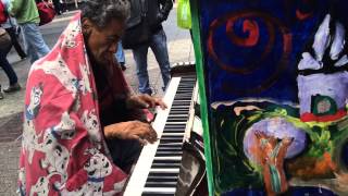 Hombre que vive en la calle toca piano en paseo Ahumada Santiago Chile