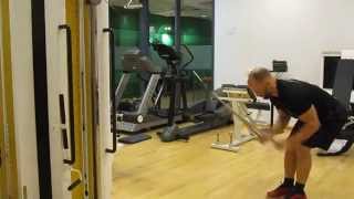 Naprapat David På Adolf Fredriks Fysiocenter I Stockholm Visar Bra Gymövningar Inför Skidsäsongen