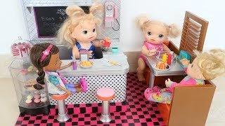 La Muñeca Baby Alive Sara y su Mami trabajan🍔🍟🍩en su divertido Restaurante!!! Totoykids