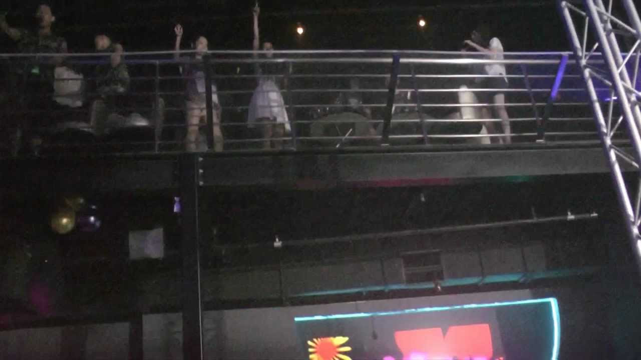 安室奈美恵 Namie Amuro at St James Dragon Fly Singapore - Singapore fans cheering