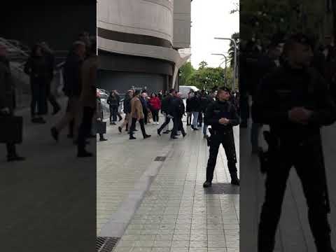 el nacional periodico Pedro Sánchez, escridassat al sortir de la Torre Godó