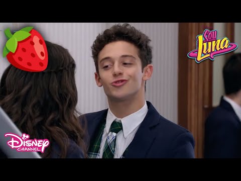 Yeniden Çilek Çocuk'la Postacı Kız🍓🌙😍| Soy Luna | Disney Channel Türkiye