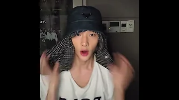 المره الثانيه الي هيونجين فضح فيها نفسه في البث و طلع لون شعره الجديد ㅋㅋㅋㅋㅋㅋ Skz Shorts 