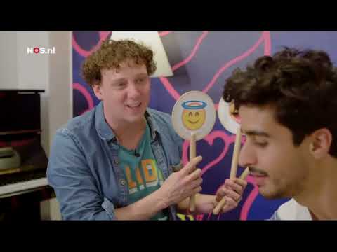 Jochem Myjer beantwoordt vragen in het Jeugdjournaal