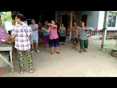 ซ้อมรำลาวกระทบไม้ แม่บ้านและผู้สูงวัย ชุมชนรวมพลังวังเจ้า