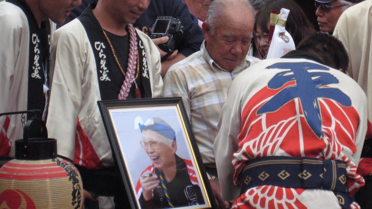 唐津くんち   瀬戸曳山取締会終身名誉総取締の追悼曳山です  2011年11月4日 平野町交差点