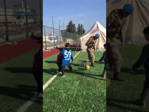 Asker depremzede çocuklarla top oynuyor varolsun MEHMETÇİK