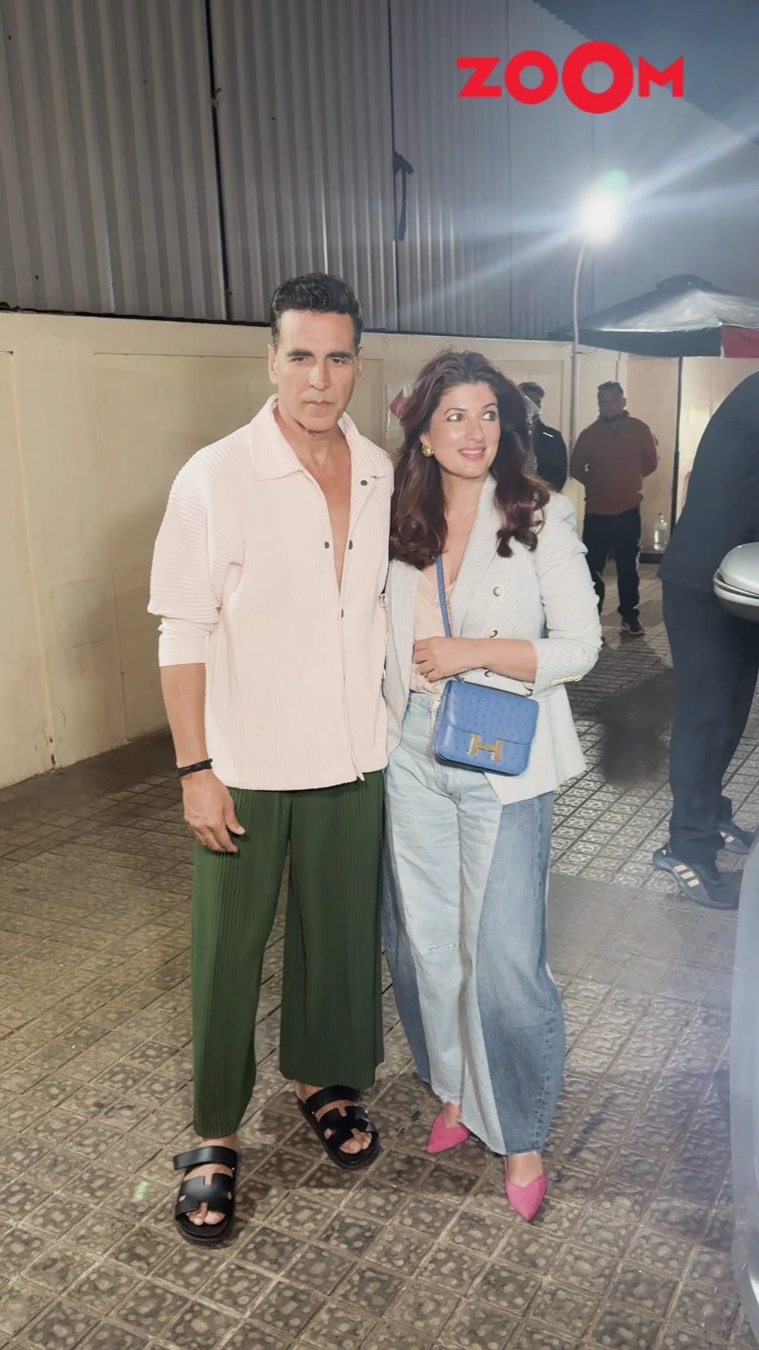 Akshay Kumar WAITS for wife Twinkle to POSE for the paps at the screening Sky Force ? #shorts