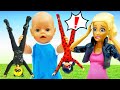 Bebezão da Barbie contra super-heróis. Operação especial para acalmar um bebê. Vídeo infantil.