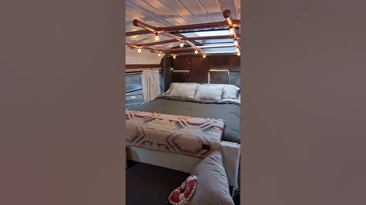 College student converts School Bus to Amazing Home - DayDayNews