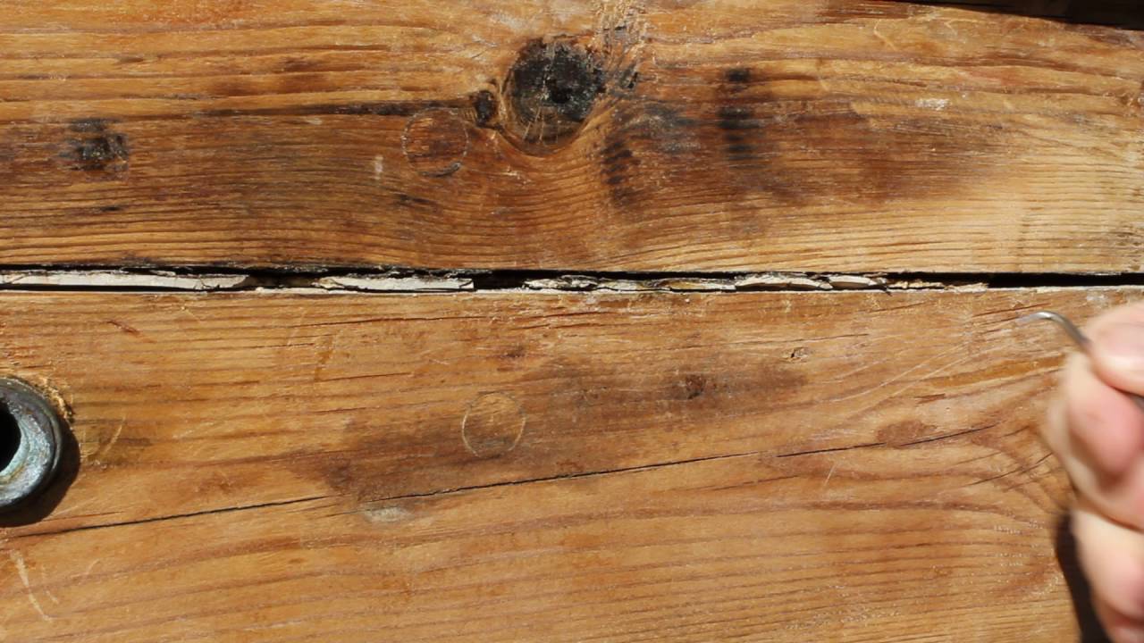 Removing cracked caulking from boat planking - YouTube