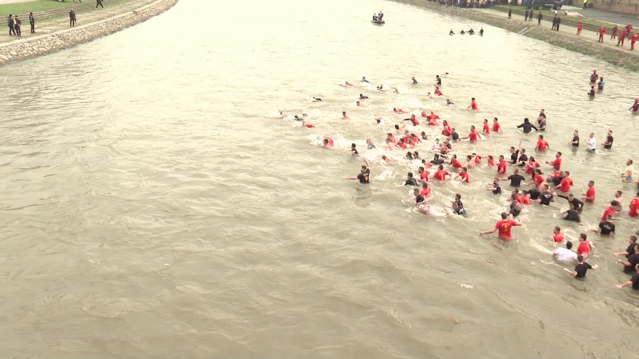 Се празнува „Водици“: 17-годишниот Ѓорѓи го фати светиот крст во водите на реката Вардар