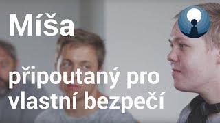 Míša - připoutaný pro vlastní bezpečí