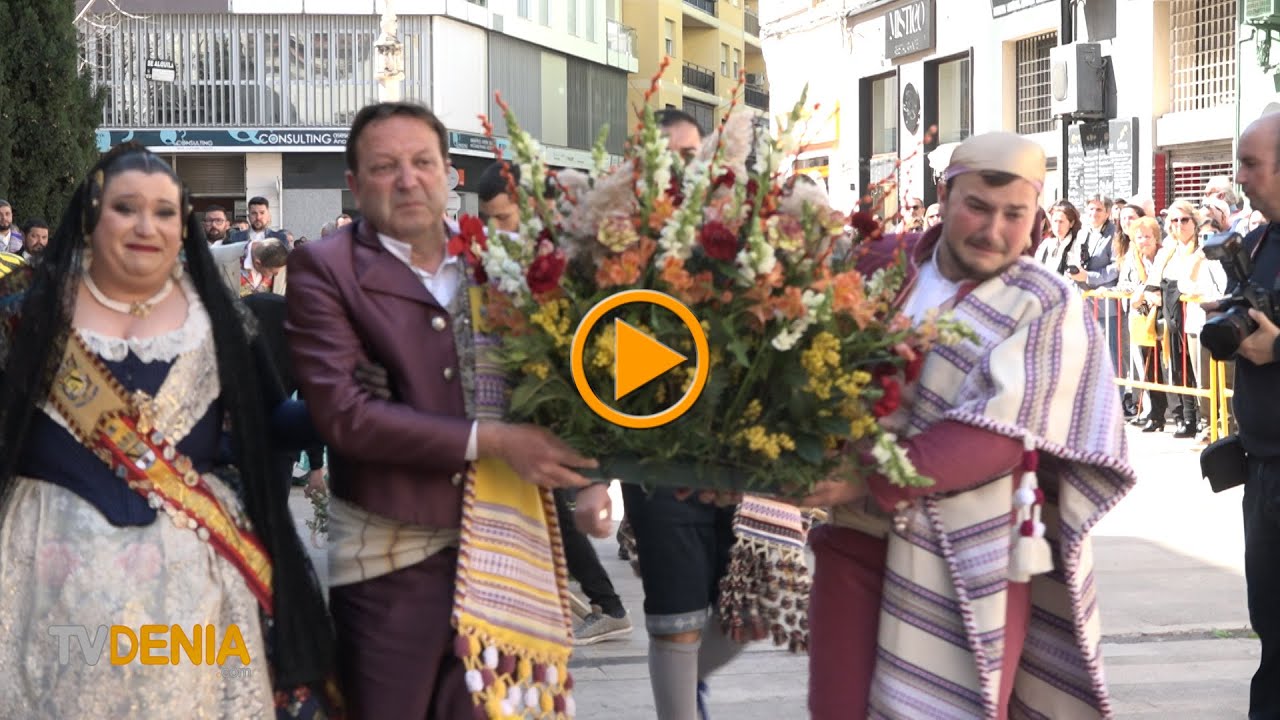 El món faller mostra els seus sentiments en l'Ofrena de flors de Dénia